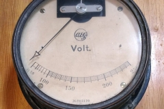 Antico voltmetro marca AEG ,